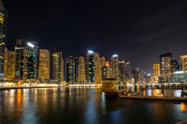 DUBAI, BİRLİK ARAB EMIRATES - 05 Aralık 2018: Dubai Marina 'nın gökdelenleri, Birleşik Arap Emirlikleri' nin Dubai şehrindeki yapay bir kanal şehri