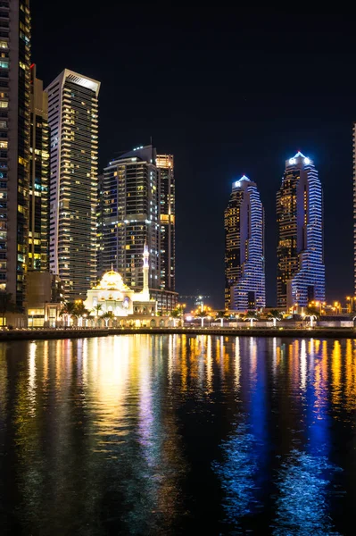 美国迪拜 2018年12月5日 阿拉伯联合酋长国迪拜的人造运河城市迪拜码头摩天大楼的夜景 — 图库照片