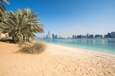 Abu Dabi 'nin merkezindeki gökdelenlerin manzarası, Birleşik Arap Emirlikleri