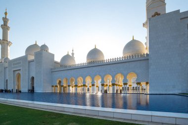 Birleşik Arap Emirlikleri 'nin başkenti Abu Dabi' deki Şeyh Zayed Büyük Camii. Ülkedeki en büyük camidir.