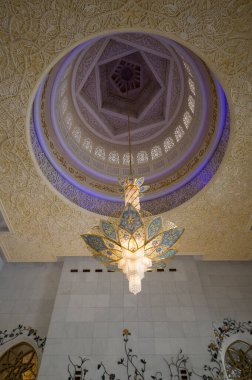 Birleşik Arap Emirlikleri 'nin başkenti Abu Dabi' deki Şeyh Zayed Büyük Camii 'nin içi.