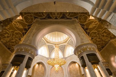 Birleşik Arap Emirlikleri 'nin başkenti Abu Dabi' deki Şeyh Zayed Büyük Camii 'nin içi.