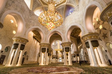Birleşik Arap Emirlikleri 'nin başkenti Abu Dabi' deki Şeyh Zayed Büyük Camii 'nin içi.