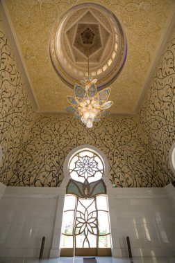 Birleşik Arap Emirlikleri 'nin başkenti Abu Dabi' deki Şeyh Zayed Büyük Camii 'nin içi.