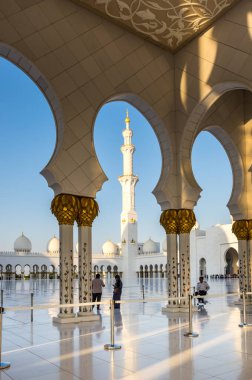 ABU DHABI, BİRLİK ARAB EMIRATES - 06 Aralık 2018: Birleşik Arap Emirlikleri 'nin başkenti Abu Dabi' deki Şeyh Zayed Büyük Camii. Ülkedeki en büyük camidir.