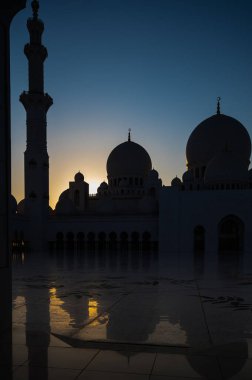 Birleşik Arap Emirlikleri 'nin başkenti Abu Dabi' deki Şeyh Zayed Büyük Camii. Ülkedeki en büyük camidir.