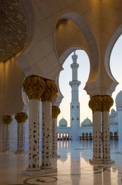 Birleşik Arap Emirlikleri 'nin başkenti Abu Dabi' deki Şeyh Zayed Büyük Camii. Ülkedeki en büyük camidir.