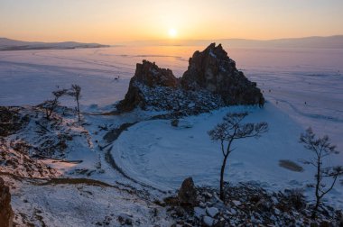 Rusya 'nın Sibirya eyaleti Baykal Gölü' ndeki Olkhon Adası 'ndaki Burhan Burnu (Şaman Kayası)