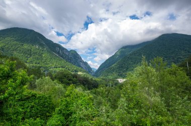Rusya 'nın Krasnodar Krai kentindeki Kafkas dağlarının manzarası