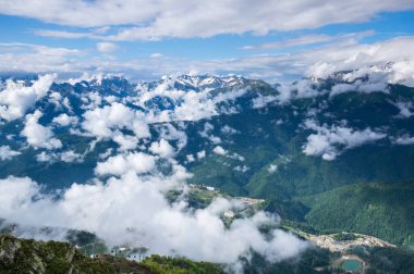 Kızıl Orman, Krasnodar Krai, Rusya 'daki Kafkas dağlarının manzarası