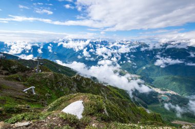 Kızıl Orman, Krasnodar Krai, Rusya 'daki Kafkas dağlarının manzarası