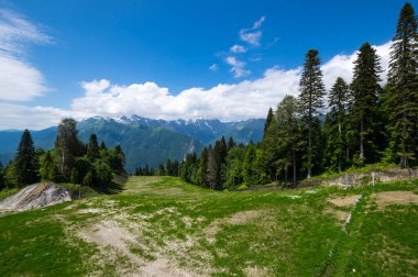 Kızıl Orman, Krasnodar Krai, Rusya 'daki Kafkas dağlarının manzarası