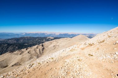 Türkiye 'nin Antalya ilindeki Türk Rivierası' nda yer alan ve Kemer yakınlarındaki bir dağ olan Lycian Olympus olarak da bilinen Tahtali 'nin zirvesinden panoramik manzara