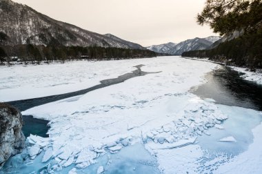 Kışın Katun ve Altay nehirlerinin manzarası, Sibirya, Rusya