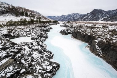 Kışın Katun ve Altay nehirlerinin manzarası, Sibirya, Rusya