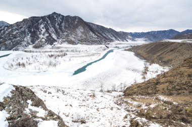 Chuya ve Katun nehirlerinin birleştiği yer, Altai, Sibirya, Rusya 'daki ünlü seyahat merkezi.