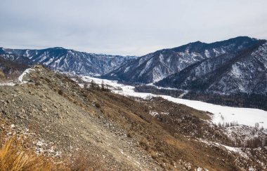 Vadinin panoramik manzarası ve Chike Taman Geçidi 'nden dağlar, Altay, Rusya
