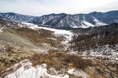 Vadinin panoramik manzarası ve Chike Taman Geçidi 'nden dağlar, Altay, Rusya
