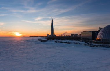 Lakhta Merkezi ve Finlandiya Körfezi 'nin panoramik manzarası, Saint-Petersburg, Rusya