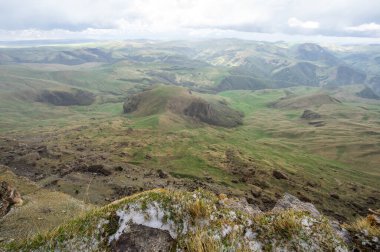 Rusya 'nın Karachay-Çerkesya Cumhuriyeti' ndeki Bermamyt Platosu 'nun panoramik manzarası