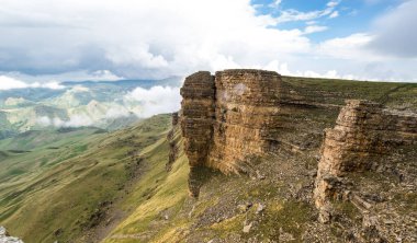 Rusya 'nın Karachay-Çerkesya Cumhuriyeti' ndeki Bermamyt Platosu 'nun panoramik manzarası