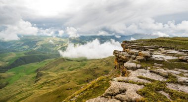 Rusya 'nın Karachay-Çerkesya Cumhuriyeti' ndeki Bermamyt Platosu 'nun panoramik manzarası