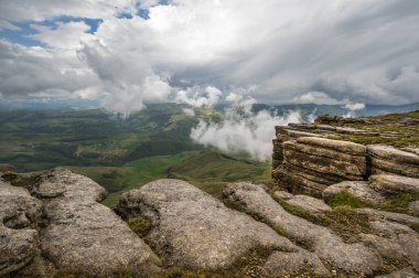 Rusya 'nın Karachay-Çerkesya Cumhuriyeti' ndeki Bermamyt Platosu 'nun panoramik manzarası