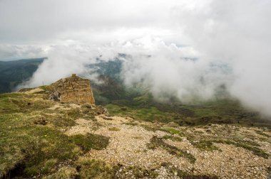 Rusya 'nın Karachay-Çerkesya Cumhuriyeti' ndeki Bermamyt Platosu 'nun panoramik manzarası