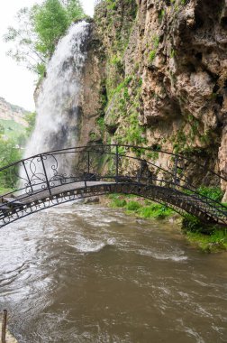 Rusya 'nın Karachay-Çerkesya Cumhuriyeti' ndeki Kafkasya dağlarında bal şelaleleri