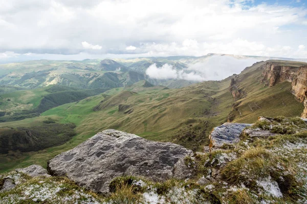 Rusya 'nın Karachay-Çerkesya Cumhuriyeti' ndeki Bermamyt Platosu 'nun panoramik manzarası
