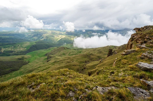 Rusya 'nın Karachay-Çerkesya Cumhuriyeti' ndeki Bermamyt Platosu 'nun panoramik manzarası