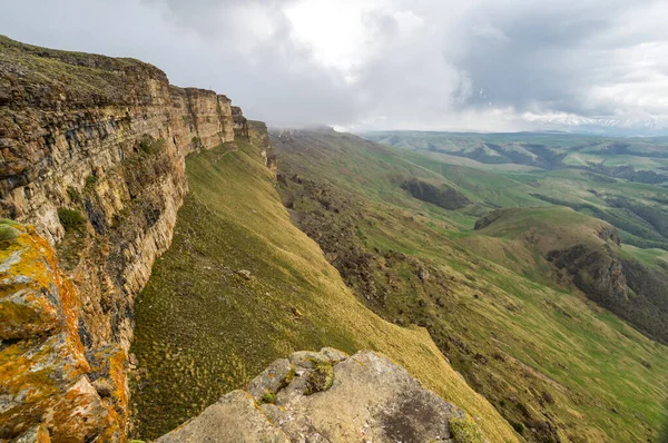 Rusya 'nın Karachay-Çerkesya Cumhuriyeti' ndeki Bermamyt Platosu 'nun panoramik manzarası