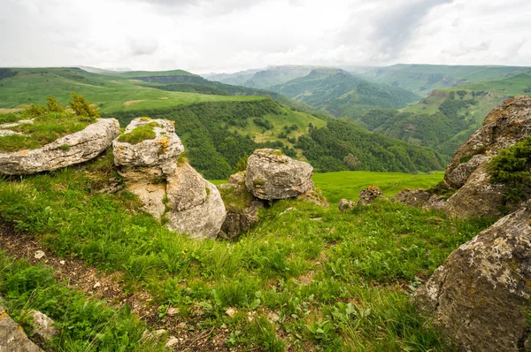 Rusya 'nın Karachay-Çerkesya Cumhuriyeti' ndeki Bermamyt Platosu 'nun panoramik manzarası