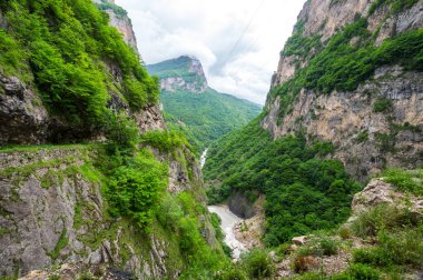 Kabardino-Balkaria, Rusya 'daki Kafkasya dağlarındaki Cherek Geçidi manzarası