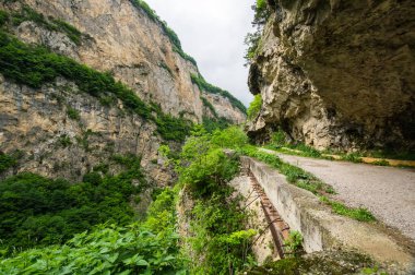 Kabardino-Balkaria, Rusya 'daki Kafkasya dağlarındaki Cherek Geçidi manzarası
