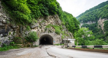 Kabardino-Balkaria, Rusya 'daki Kafkasya dağlarındaki Cherek Geçidi manzarası