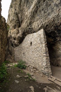 Kuzey Osetya 'daki Ortaçağ kaya kalesi Dzivgis, Rusya