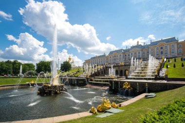 Aziz Petrus, Rusya - 18 Haziran 2018 Büyük Şelale Çeşmeleri, Saint-Petersburg, Rusya. Peterhof park topluluğu UNESCO 'nun dünya mirasına aittir.