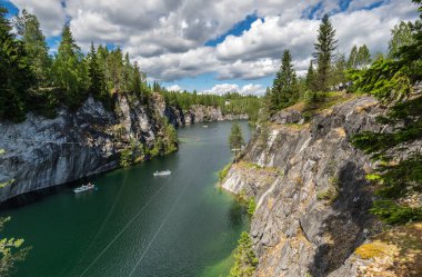 Ruskeala, Karelia, Rusya 'daki dağ parkındaki mermer kanyon.