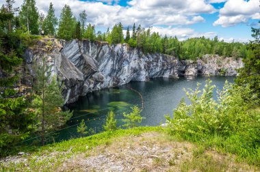Ruskeala, Karelia, Rusya 'daki dağ parkındaki mermer kanyon.
