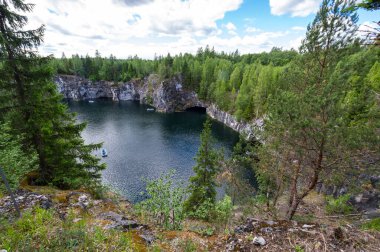 Ruskeala, Karelia, Rusya 'daki dağ parkındaki mermer kanyon.