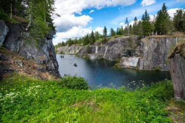 Ruskeala, Karelia, Rusya 'daki dağ parkındaki mermer kanyon.