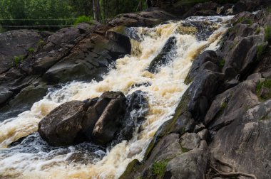 Rusya 'nın Karelia Cumhuriyeti' ndeki Ahvenkoski şelalesinin manzarası