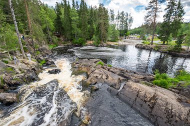 Rusya 'nın Karelia Cumhuriyeti' ndeki Ahvenkoski şelalesinin manzarası