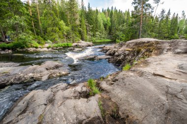 Rusya 'nın Karelia Cumhuriyeti' ndeki Ahvenkoski şelalesinin manzarası