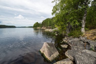 Rusya 'nın Karelia Cumhuriyeti' ndeki göl manzarası