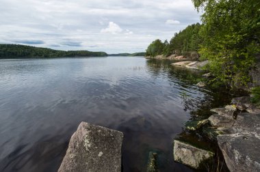 Rusya 'nın Karelia Cumhuriyeti' ndeki göl manzarası