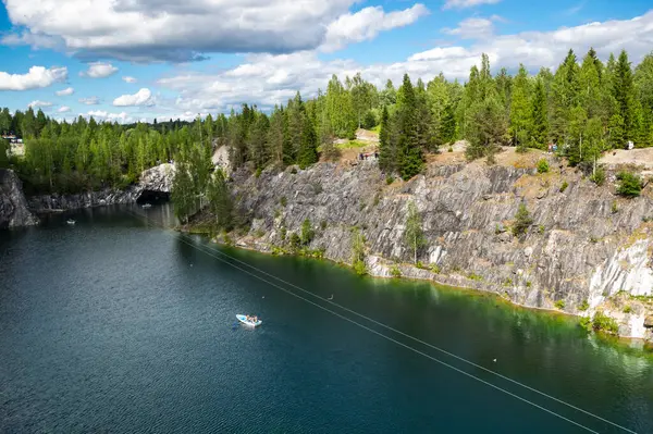 Ruskeala, Karelia, Rusya 'daki dağ parkındaki mermer kanyon.