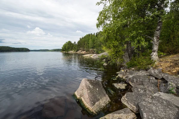 Rusya 'nın Karelia Cumhuriyeti' ndeki göl manzarası