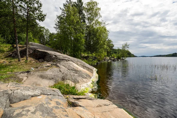 Rusya 'nın Karelia Cumhuriyeti' ndeki göl manzarası